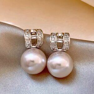 Modern Simple Pearl Earrings